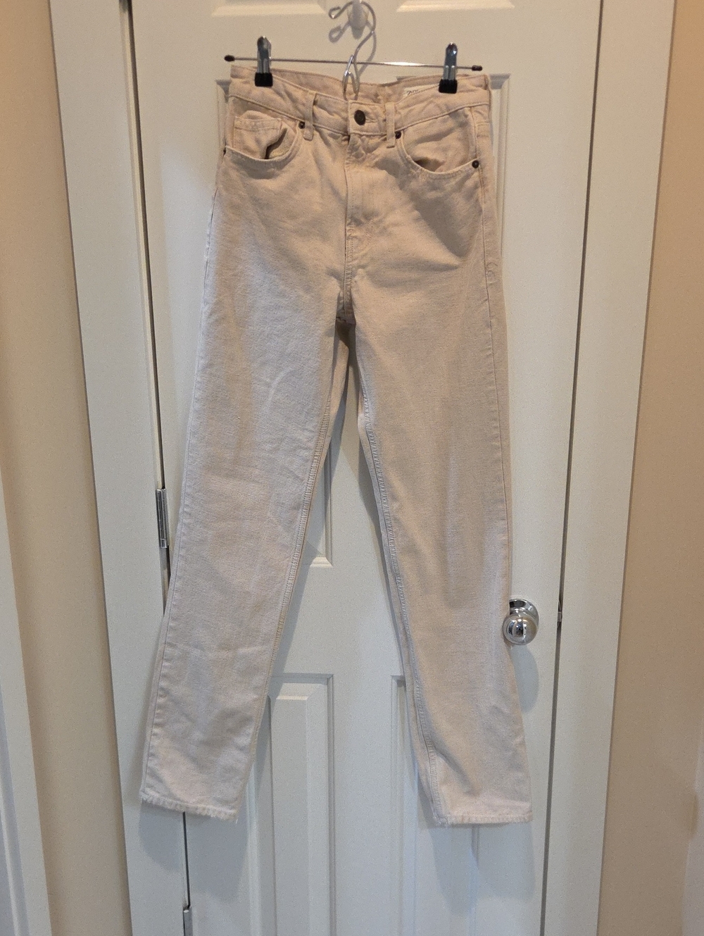 Zara mid-rise denim jeans in a neutral ecru/light beige wash.